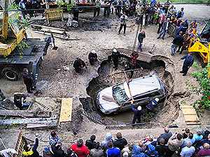 В Киеве под землю провалился автомобиль