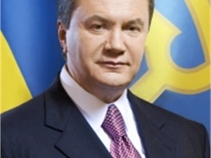 Янукович узаконил красные флаги на День победы