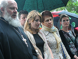 Людмила Янукович дарила всем шоколадки, а внучек Прокофьева приказала одеть в теплое