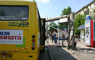 В Полтаве на автобус с пассажирами рухнул бетонный столб