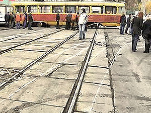 В Киеве трамвай сошел с рельс, пассажир в больнице