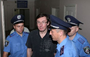 Милиция перекрыла Крещатик, чтобы вывезти Луценко из суда