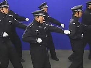 Танцующая китайская полиция взорвала интернет