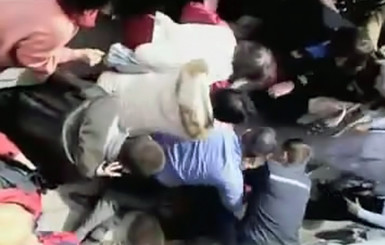 Проиcшествие на остановке: милиция избивает парня, заступившегося за безбилетников. Минчане пытаются его защитить