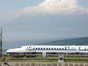 В Японии сошел с рельсов вагон пассажирского экспресса
