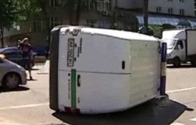 В Киеве инкассаторская машина пролетела на «красный» и перевернулась