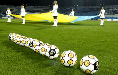 Зрителям игры Украина-Франция раздадут 22 мяча Евро-2012 