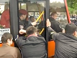 Янукович пообещал увольнять милиционеров в случае повторения львовских беспорядков