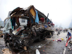 На юге Китая автобус столкнулся с грузовиком и легковушкой