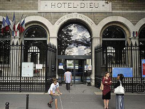 Под Парижем гостиница обрушилась на дом: погибла женщина с детьми