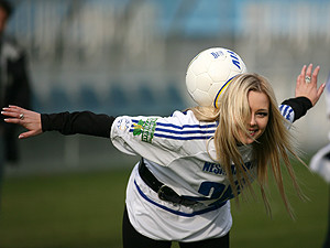 «Комсомольская правда» и Федерация футбола Украины представляют: «Войди в сборную красавиц Евро-2012!»