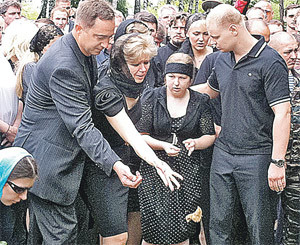 Юрия Буданова похоронили  с воинскими почестями, но без гимна