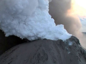 Камчатский вулкан изверг пепел на 10 километров