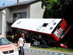Школьный автобус протаранил жилой дом в Германии