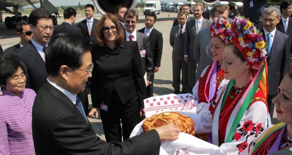 В аэропорту Симферополя китайского лидера встречали хлебом-солью