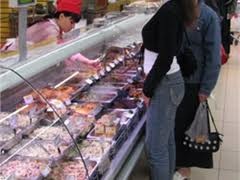 Украинским магазинам запрещают продавать салаты