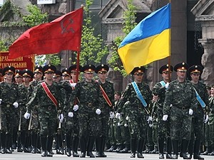 Коммунисты собрались отменить желто-голубой флаг и тризубец