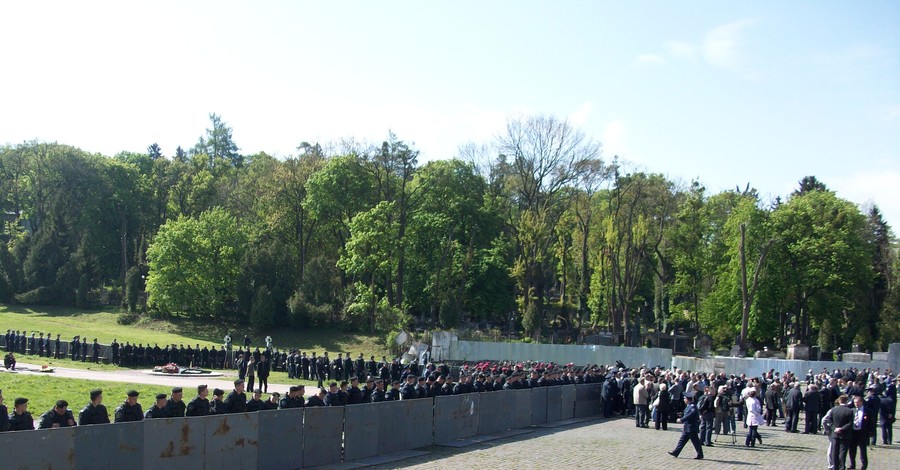 Львовский горсовет решил на 22 июня развесить в городе флаги с черными лентами 