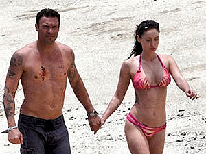 Меган Фокс блеснула голым телом на гавайском пляже