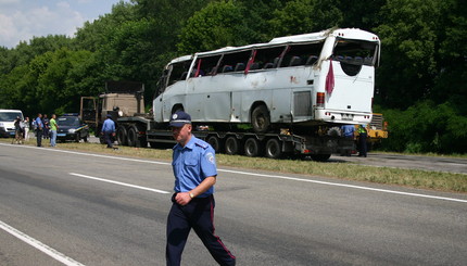 Остатки автобуса, в котором ехали русские туристы, эвакуируют