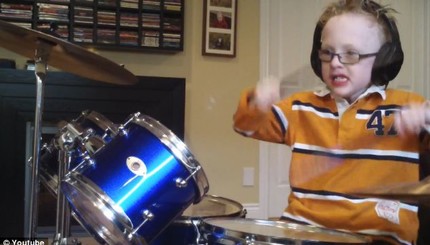 Семилетний мальчик виртуозно играет на барабанах