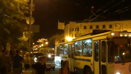 В час пик жители Севастополя ездят на крыше троллейбуса