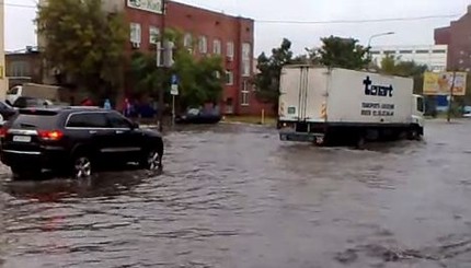 Киев затопило, машины уносит течением