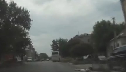 В Луганске крыша автобуса упала на пешеходов