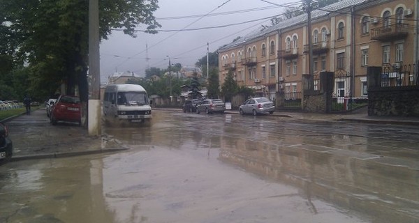 Дожди вызвали на киевских улицах настоящий потоп