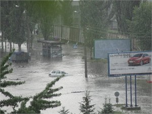 Ливни в Черкассах повредили дамбу через Днепр 
