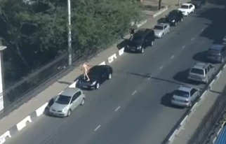 Голый мужик бегает по крышам авто в Одессе
