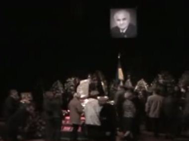 На похоронах худрука театра жена Януковича выстояла полчаса  в очереди