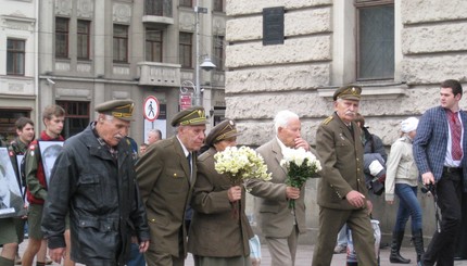 Во Львове прошел марш ОУН - УПА: старушки плакали 