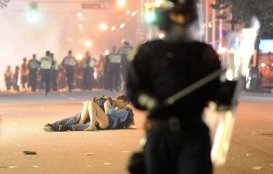 Фото поцелуя среди беспорядков в Ванкувере оценили в 10 миллионов – но влюбленным деньги не нужны