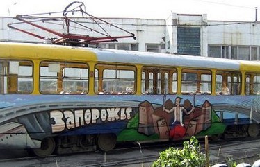 В Запорожье граффитчики разрисовали трамваи