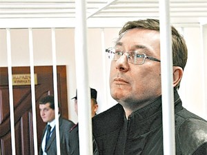 Жена Луценко: Вместо больницы мужа вернули в «камеру смертников»