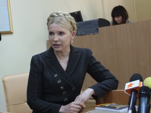 Тимошенко снова общается с судом сидя