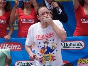 Американец Джоуи Чеснат стал чемпионом по поеданию хот-догов в пятый раз