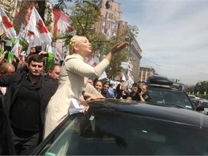Под Печерским судом уже дежурят сторонники и противники Тимошенко