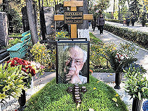 Братьев Михалковых обвинили в том, что они забыли могилу отца