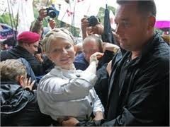 На Крещатике сторонники Тимошенко молятся, а противники глушат их сиренами