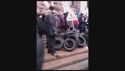 Митингующие штурмуют Киевсовет
