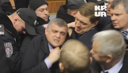Грифон силой выталкивает соратников Тимошенко из зала суда