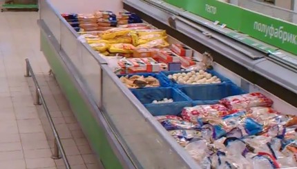 В севастопольском супермаркете еду с прилавков сметают воробьи 