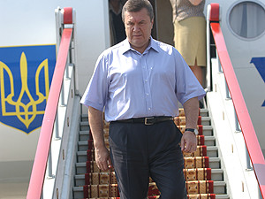 Янукович проведет отпуск с губернаторами и детьми