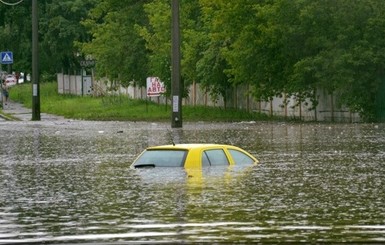 В Киеве после недолгого ливня целый район ушел под воду 