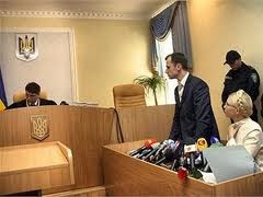 Из зала суда над Тимошенко выгнали нардепа