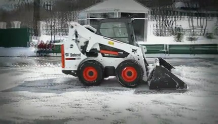 Трактор радуется мартовскому снегу