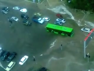 После дождя в Харькове поплыли машины