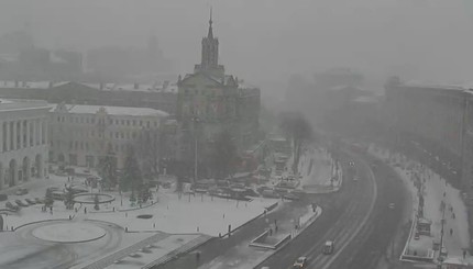 Киев снова засыпает снегом